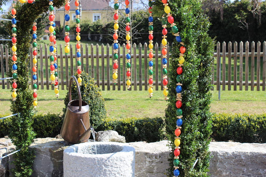 Geschmückter Brunnen am Osterbrunnenfest